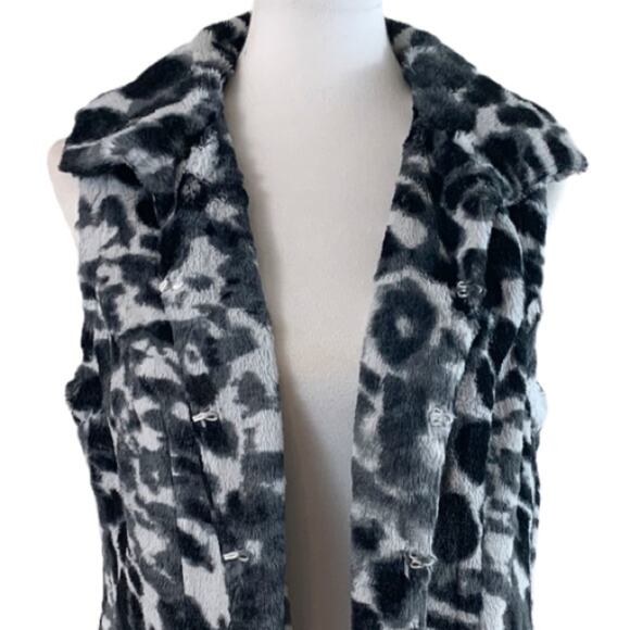 Chico’s Size 1 Leopard Fleece Black Gray White Soft Collared Vest Women's Small - Picture 7 of 14